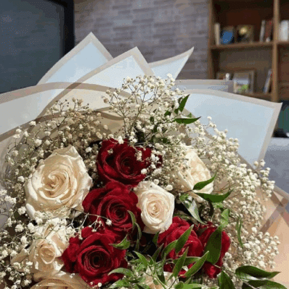 Mixed Roses Bouquet - Image 2